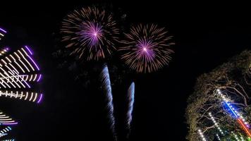 fyrverkeri över de tempel i de mörk himmel foto