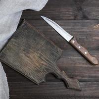 tömma gammal brun trä- skärande styrelse och kniv foto