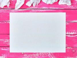 tom vit rektangulär ark av papper och skrynkliga bitar av papper foto