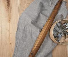trä- kök objekt rullande stift, sikt på en grå Linné handduk foto