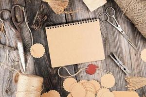 anteckningsblock med brun tömma ark på en grå trä- tabell, Nästa till den är en rep foto