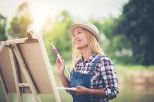 ung kvinna ritar en bild i parken