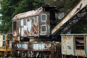 gammal rostig tåg kran övergiven foto