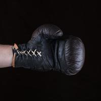 brun boxning handske klädd på mannens hand foto