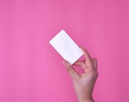 tömma vit rektangulär företag kort i en kvinna hand foto