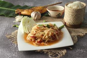 populär thai mat och populär gata mat papaya sallad eller Vad vi kallad somtum i thailand foto