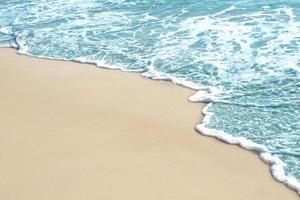 blått hav på sandstrand foto