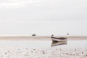 liten fiskebåt vid stranden foto