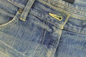 grovt slitna blå jeans foto