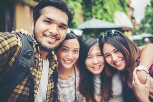 grupp vänner tar en selfie på en stadsgata som har kul tillsammans foto