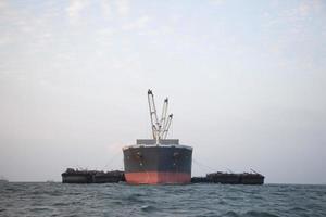 stort lastfartyg på havet foto