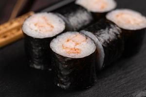 maki räka sushi närbild. räka filea fyllning insvept i ris och inte jag heller tång. japansk kök foto