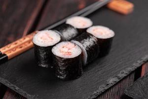 maki räka sushi närbild. räka filea fyllning insvept i ris och inte jag heller tång. japansk kök foto