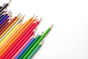 topp se av färgad pennor eller pastell på vit bakgrund. inlärning, studie och presentation begrepp. foto