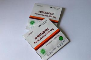 jakarta, indonesien i december 2022. isolerat vit Foto av sumagesisk läsplatta, som är en läkemedel som innehåller 600 mg av paracetamol