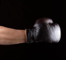 mannens hand är bär en brun läder boxning handske foto