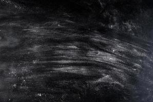 vit vete mjöl spridd på en svart tabell foto