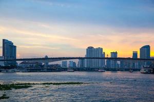 bro över floden i bangkok city foto