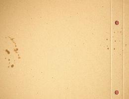 fragment av en brun papper ark av en låda med oljig fläckar foto