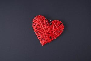 dekorativ röd korg- hjärta på en svart bakgrund foto