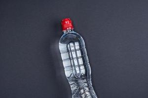transparent plast flaska med färsk vatten foto