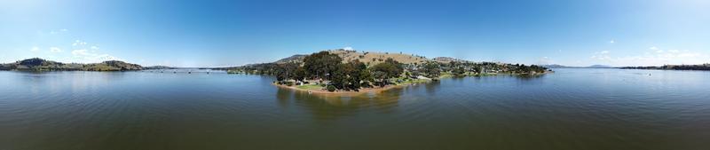 360 grad fotografi av utsikt sjö hume är de pittoresk stad av bellbridge, erbjudande visningar av närliggande bethanga bro i albury nsw, Australien, de lugna vatten skott förbi Drönare. foto