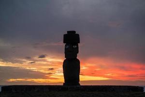 skott av moai staty på påsk ö foto