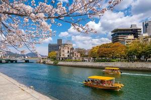 hiroshima atom- bomba kupol och de körsbär blomma i kobe foto