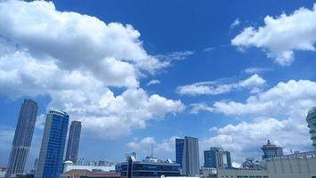 antal fot av en ljus vit molnig himmel i de stad foto