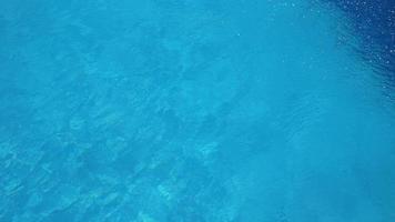 bakgrund topp se av närbild kall blå vatten slå samman foto