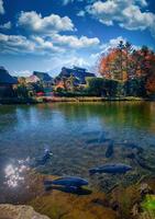 de gammal oshino hakkai by med mt. fuji i höst säsong på minamitsuru distrikt, yamanashi prefektur, japan. foto