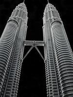 kuala lumpur-2016-02-28, silhuett konst bild vertikalt, mörk himmel ovan topp av petronas tvilling torn på natt. februari i kuala lumpur, malaysia. foto