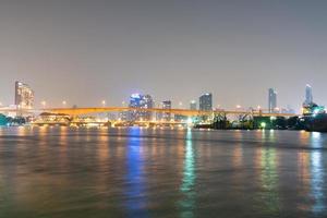 bro över floden i bangkok city foto
