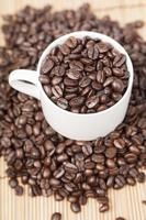 kaffebönor i en kaffekopp