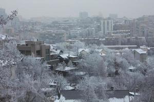 snö täckt stad panorama- stadsbild Foto