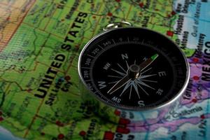 kompass med en kartbakgrund foto