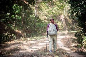 kvinna resenär med ryggsäck på vackra sommarlandskap foto