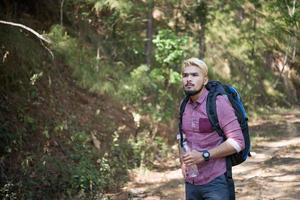 glad hipster man turist vandring i naturskogen