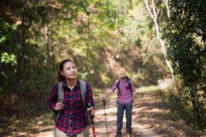 backpackers par vandrar tillsammans foto