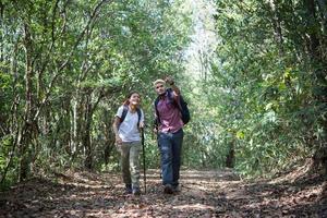 ungt attraktivt par som vandrar i skogen