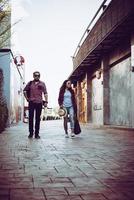 porträtt av hipsterpar som går på gatan urbana. par njuta av tiden tillsammans. foto