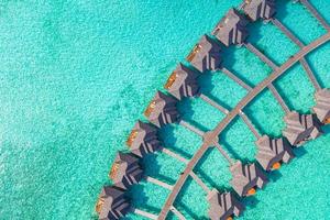 maldiverna paradis ö. tropisk antenn landskap, marinmålning med bro, vatten bungalows villor med Fantastisk hav lagun strand. exotisk turism destination, sommar semester bakgrund. antenn resa foto