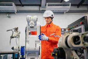 underhåll teknik reparera automatisk svetsning robot ärm maskin på produktion linje i de industri fabrik. foto