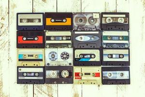samling av olika årgång audio kassetter foto