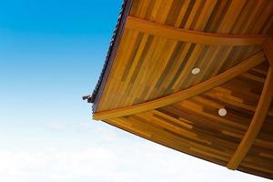 japansk stil trä tak mönster på blå himmel bakgrund, japanska stil byggnad foto