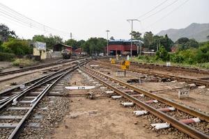 se av leksak tåg järnväg spår från de mitten under dagtid nära kalka järnväg station i Indien, leksak tåg Spår se, indisk järnväg korsning, tung industri foto