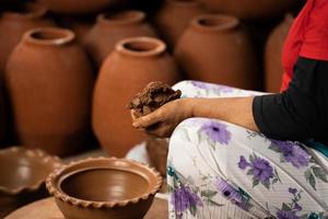 de bearbeta av formning traditionell krukmakeri hantverk, belägen i kasongan, yogyakarta, indonesien foto