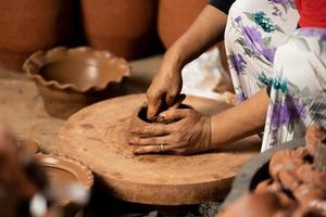 de bearbeta av formning traditionell krukmakeri hantverk, belägen i kasongan, yogyakarta, indonesien foto