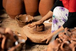 de bearbeta av formning traditionell krukmakeri hantverk, belägen i kasongan, yogyakarta, indonesien foto
