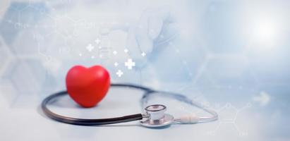 begrepp stetoskop och röd hjärta med hälsa försäkring, läkare stetoskop och röd hjärta kolla upp hjärta hälsa vård, instrument för kontroll hjärta på de vit bakgrund representerar träning, isolerat foto
